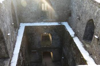 pohled shora do interiéru hradu (© Jan Ptáček, 12/2010)