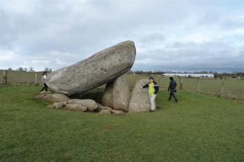 dolmen a moje maličkost kvůli porovnání velikosti. (© Jan Ptáček, 12/2010)