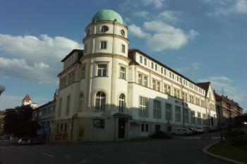 nároží domu z křižovatky ulic Křemešnická a Nádražní ( © Milan Caha 08/2007)