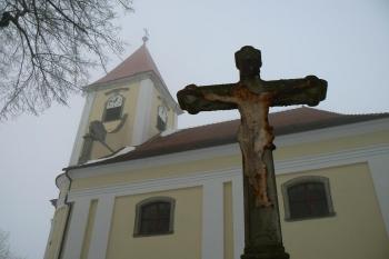 pohled od jihu, krucifix z r. 1825 (© Zdeňka Míchalová, 01/2011)