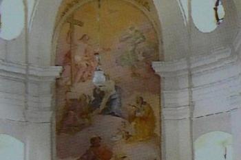 interiér kostela s barokní nástěnnou malbou Nanebevzetí Panny Marie (© Zdeňka Míchalová, 01/2011)
