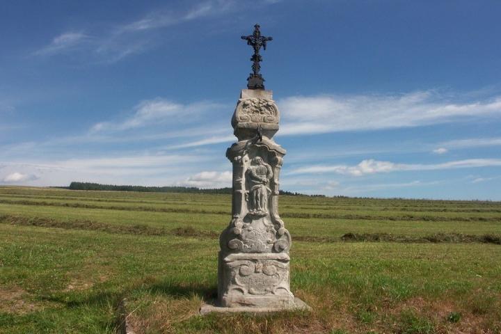 kříž nad Pěkovem