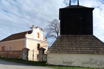 kostel sv. Petra a Pavla s dřevěnou zvonicí ( © František Kinař 05/2017)