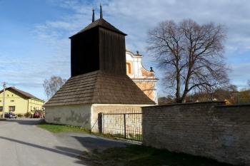 Zvonice u kostela sv. Petra a Pavla ( © František Kinař 05/2017)