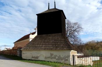 Zvonice u kostela sv. Petra a Pavla ( © František Kinař 05/2017)