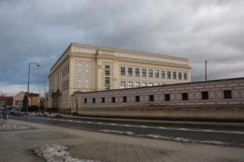 Hlavní budova a ohradní zeď od východu ( © Ivan Grisa 01/2011)