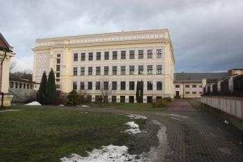 Hlavní budova od východu ( © Ivan Grisa 01/2011)