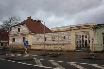 Domek školníka a východní ohradní zeď ( © Ivan Grisa 01/2011)