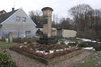 Pomník obětem světových válek u mostu ( © Ivan Grisa 01/2011)