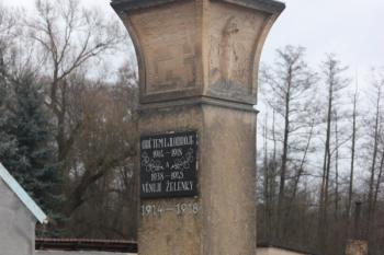 Pomník obětem světových válek u mostu ( © Ivan Grisa 01/2011)