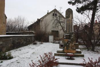 Pomník padlým východně od kostela ( © Ivan Grisa 01/2011)