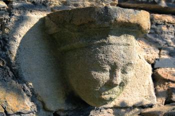 antropomorfní konzola z původního kostela zazděná v ohradní zdi ( © Pavel Zany Komárek 10. 10. 2010)