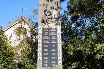 pomník obětem světových válek východně od kostela ( © Pavel Zany Komárek 10. 10. 2010)