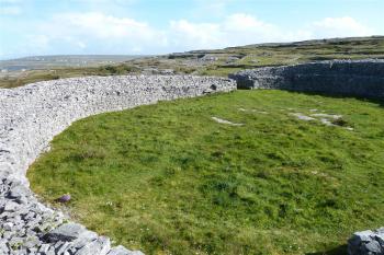 vnitřní prostor pevnosti s pohledem do dáli na ostrov Inishmore (© Jan Ptáček, 09/2010)