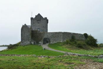 Hrad s přístupovou cestou (© Jan Ptáček, 09/2010)