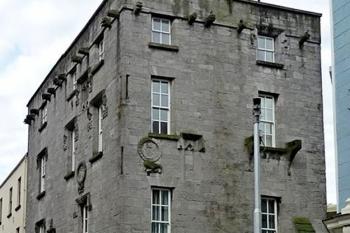 Lynch´s Castle - pohled z ulice Shop St. (© Jan Ptáček, 09/2010)