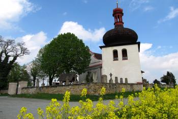 Kostel sv. Ducha se zvonicí (© Pavel  Vlach, 05/2015)