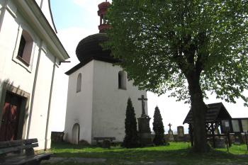 Kostel sv. Ducha se zvonicí, pohled ze hřbitova (© Pavel  Vlach, 05/2015)