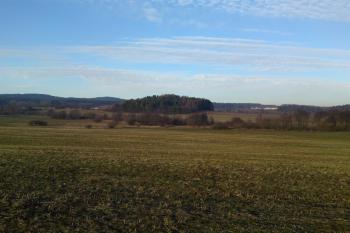 Vranovská Hůrka od jihozápadu v pozadí s Vranovským dvorem. (© Ladislav Kučera, 01/2011)