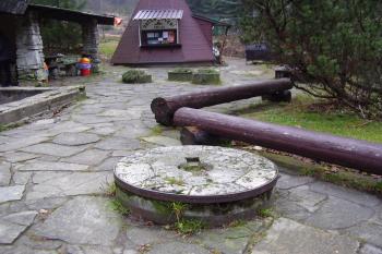 parkově upravený prostor před hotelem (© rodo chrozit, 11/2006)