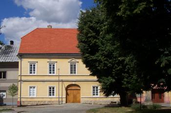 Fara u kostela ( © Ivo Rozehnal 07/2015)