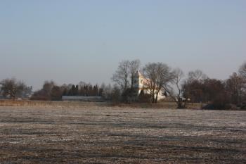 Kostel se hřbitovem od břehu Labe ( © Ivan Grisa 01/2011)