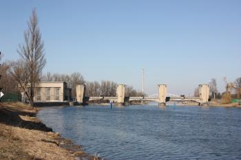 Návodní strana zdymadla, v pozadí oblouk železničního mostu ( © Ivan Grisa 03/2011)