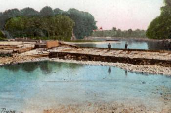 původní podoba jezu o pár desítek metrů proti proudu, r. 1910 (© Aleš Novák: Neratovice a okolí na starých pohlednicích, Baron, Hostivice 2007)