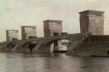 nový jez z neratovické strany, těsně po dokončení r. 1931 (© Aleš Novák: Neratovice a okolí na starých pohlednicích, Baron, Hostivice 2007)