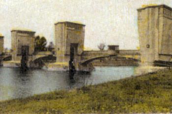 nový jez z mlékojedské strany krátce po dokončení, r. 1932 (© Aleš Novák: Neratovice a okolí na starých pohlednicích, Baron, Hostivice 2007)