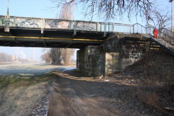 Všetatská opěra dnešního i původního mostu od jihu ( © Ivan Grisa 01/2011)