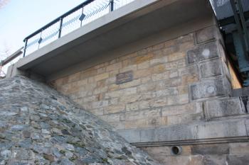 Kelská opěra, severní strana s tabulkou o rekonstrukci mostu roku 2003 ( © Ivan Grisa 01/2011)