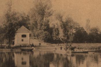 přívoz, který byl předchůdcem mostu na pohlednici z r. 1899 (© Pavel Zany Komárek 01/2018)