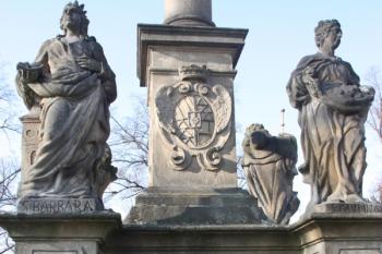 Sokl od jihovýchodu se sochami svatých Barbory, Pavlíny a reliéfem sv. Františka Xaverského ( © Ivan Grisa 01/2011)