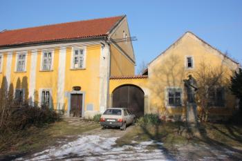 Bývalá fara se sochou sv. Jana Nepomuckého severně od sloupu ( © Ivan Grisa 01/2011)
