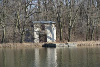 pozůstatek zdymadla na protilehlé, břehu (© Tomáš Hobzík, 03/2011)