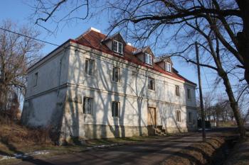 Bývalá fara od jihu ( © Ivan Grisa 01/2011)