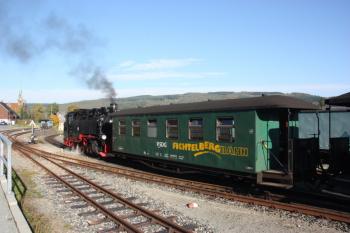 Lokomotiva 99 794 s rekonstruovaným osobním vozem v dopravně Hammerunterwiesental ( © Ivan Grisa 10/2010)