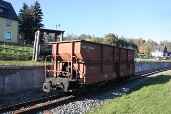 Úzkorozchodný vůz na přepravu štěrku, v pozadí pomník dolování v Hammerunterwiesentalu ( © Ivan Grisa 10/2010)