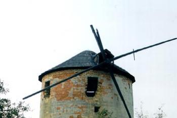 Torzo větrného mlýna Kunkovice (© weselka)