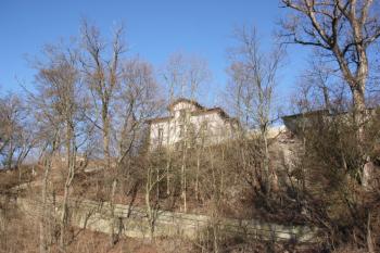 Bývalá vila jezného nad pravým břehem ( © Ivan Grisa 02/2011)