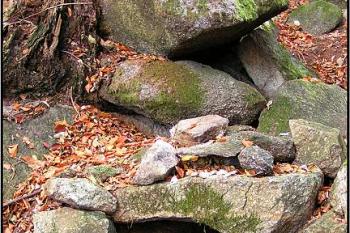Studánka pod menhiry ( © Petr Turyna 10/2005)