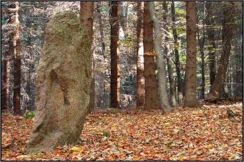 Prostřední z menhirů ( © Petr Turyna 10/2005)