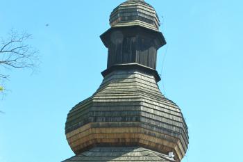 Starobylá zděná zvonice s dřevěným patrem u kostela (© rodo chrozit, 07/2010)