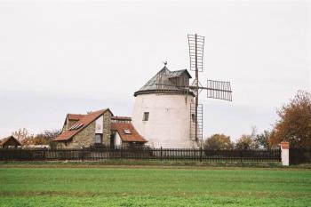 Lesná - větrný mlýn (© Hana Kubikova 10/2004)