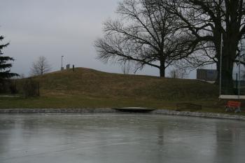 Pohled na tvrziště od požární nádrže ( © Petr Nožička 02/2011)