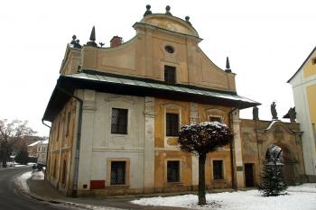 obytná část dvora a brána ( © Milan Caha 02/2011)
