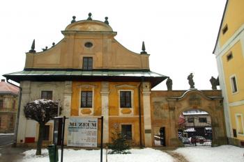 obytná část dvora a brána ( © Milan Caha 02/2011)