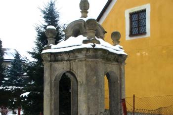 barokní studna ( © Milan Caha 02/2011)