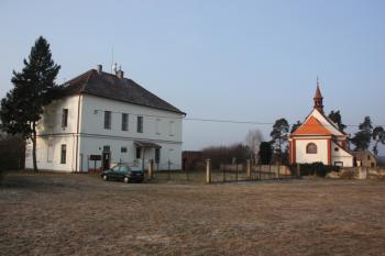 Kostel a bývalá fara od východu ( © Ivan Grisa 02/2011)